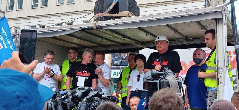 Początek manifestacji pod siedzibą Przedstawicielstwa Komisji Europejskiej. Złożono petycję w obronie suwerenności energetycznej Polski i bezpieczeńswa socjalnego pracowników energetyki.