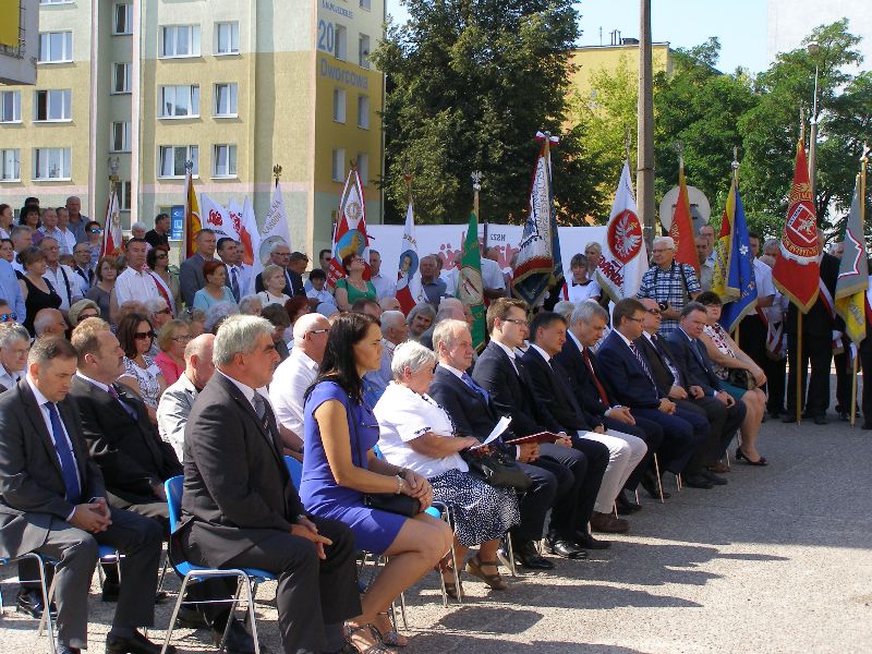 Polową Mszę Św. celebrowaną w miejscu, które 35 lat temu było miejscem codziennego spotkania z Bogiem pracowników prowadzacych strajk okupacyjny uświetniły swoją obecnością liczne poczty sztandarowe NSZZ "S" z Olsztyna i całego Regionu     