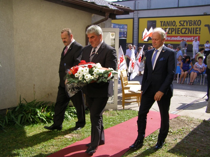 Delegacja Zarządu Regionu W-M NSZZ"S" ( od lewej : Marek Przybysz, Józef Dziki, Kazimierz Wosiek ) składa kwiaty pod pamiątkową tablicą na budynku OZGraf. 