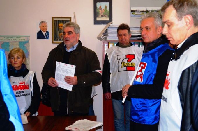 Odwiedzając parlamentarzystów opozycji (na zdjęciu wizyta w biurze posła Jerzego Szmita [ PiS ]) związkowcy otrzymywali zapewnienia o zamiarach realizowania podnoszonych postulatów