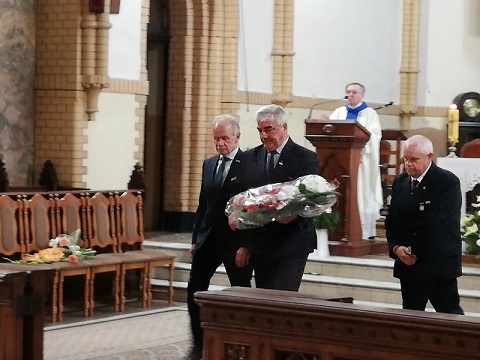 Delegacja z przewodniczącym Regionu W-M złożyła w kościele kwiaty pod tablicą poświęconą "Solidarności"