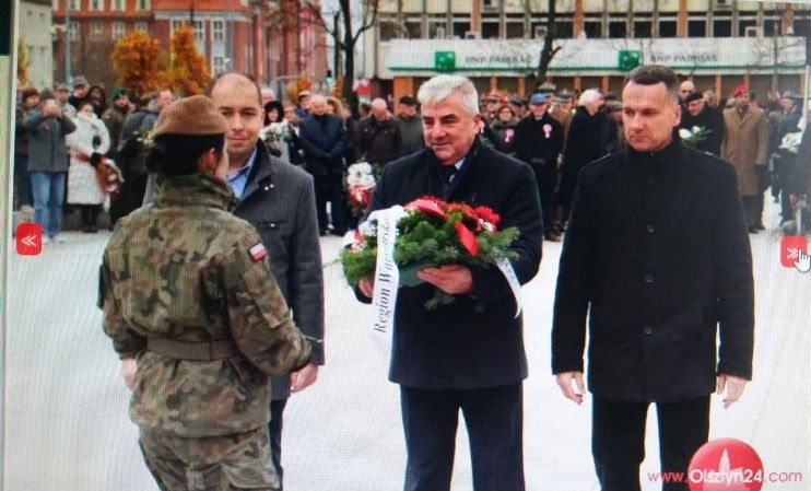  Delegacja Regionu W-M składa kwiaty pod Pomnikiem Wolności Ojczyzny - od lewej : Krzysztof Krzyżaniak, Józef Dziki - Przewodniczący ZR , Robert Tracewski.
