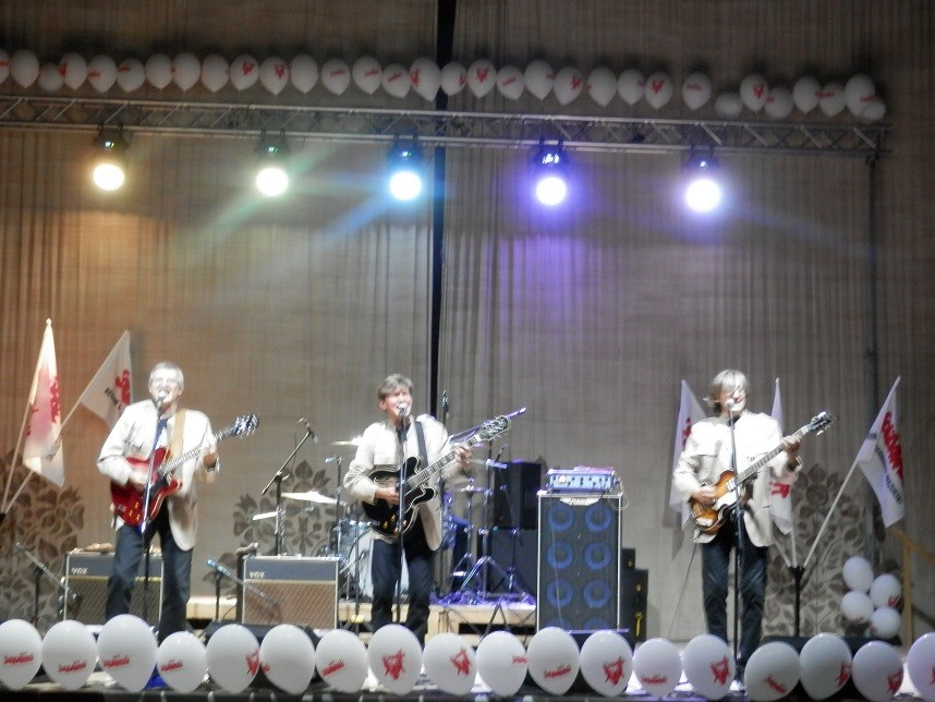 Wieczorny koncert zespołu ŻUKI Rock and Roll Band, który przypomniał bliskie wielu słuchaczom przeboje The Beatles i Czerwonych Gitar, zakończył udanie jubileuszowe obchody święta "Solidarności" w Olsztynie